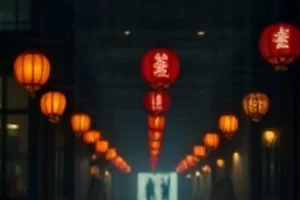 长夜将尽封面，天将亮未亮的公路上车灯拖出长影