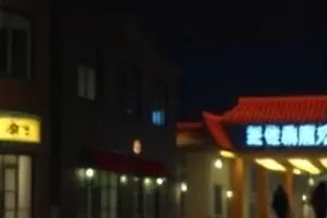 铁轨尽头封面，荒草掩盖的铁轨在夜色中延伸
