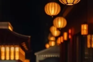 迟到的审判封面，法庭窗外夜色压在百叶窗上